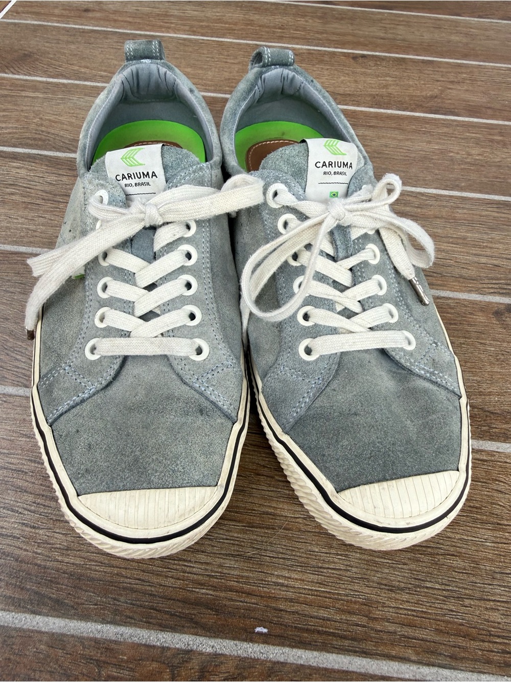 Cariuma Men’s Gray Suede Low-Top Sneakers with Cream Laces